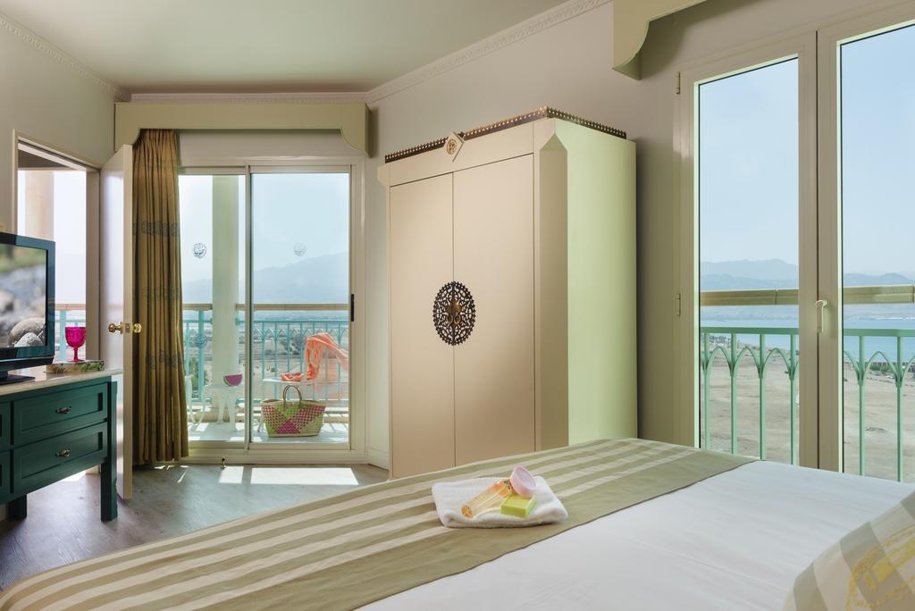 Herods Boutique Eilat A Premium Collection By Fattal Hotels Room photo A bedroom with a wardrobe