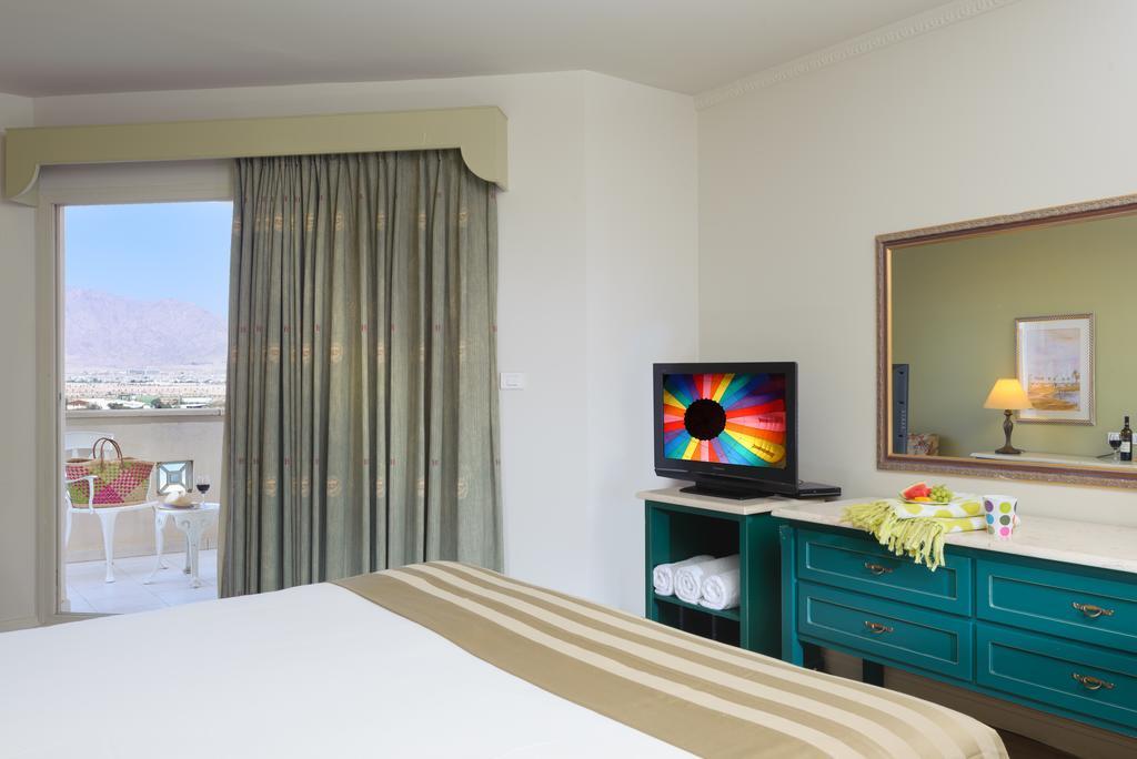 Herods Boutique Eilat A Premium Collection By Fattal Hotels Room photo A bedroom at the Hilton Palm Springs